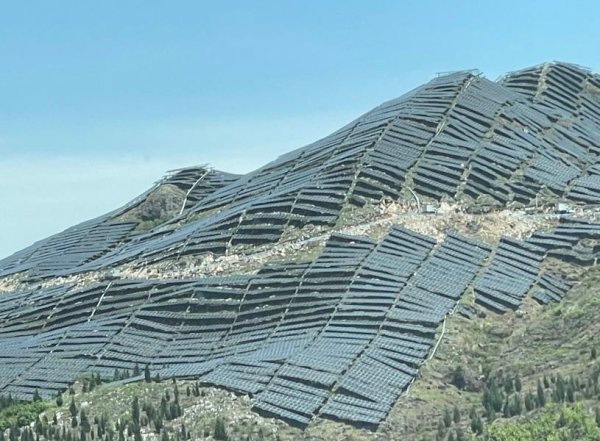 网上股票配资平台 金融活水润泽“农光互补”——民生银行贵阳分行以碳减排贷款助力绿色能源发展